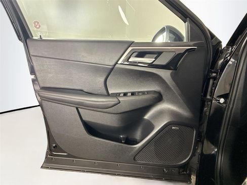 Used 2025 Mitsubishi Outlander SE image 16