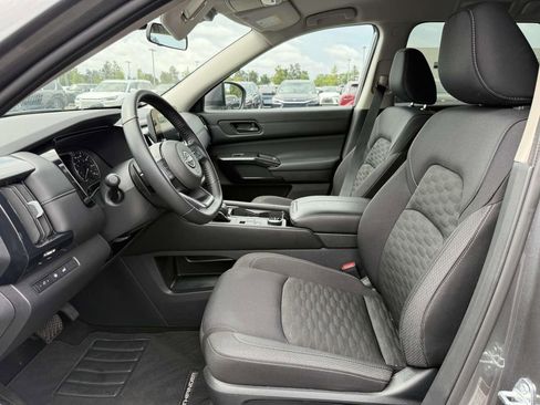 Used 2025 Nissan Pathfinder SV image 12