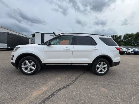 Used 2017 Ford Explorer XLT w/ Equipment Group 202A AWD/4WD image 4