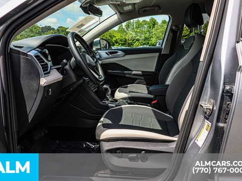 Used 2025 Volkswagen Taos SE FWD image 18