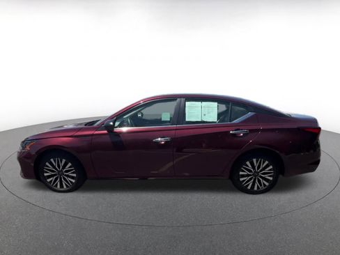 Used 2025 Nissan Altima 2.5 SV FWD image 9