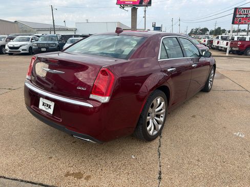 Used 2018 Chrysler 300 Limited RWD image 5