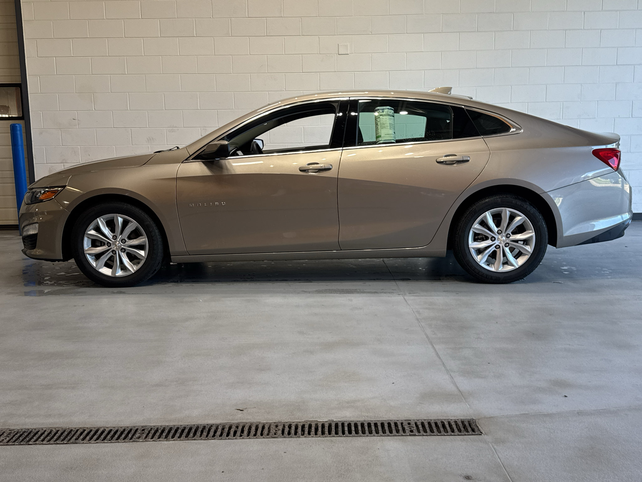 Used 2025 Chevrolet Malibu LT FWD image 2