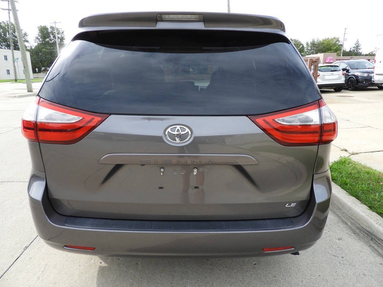 Used 2017 Toyota Sienna LE FWD image 7