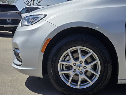 Used 2024 Chrysler Pacifica Touring-L image 14