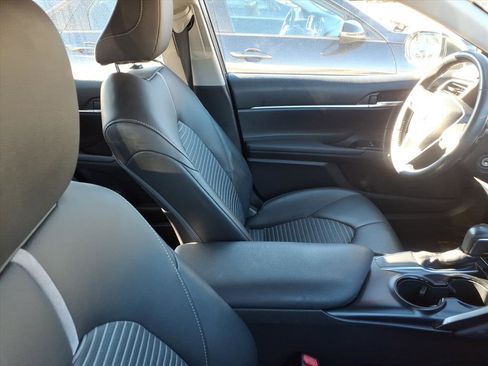 Used 2018 Toyota Camry L image 11