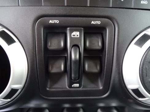 Used 2011 Jeep Wrangler Unlimited Sahara w/ Connectivity Group AWD/4WD image 22