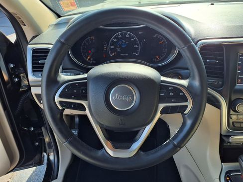 Used 2019 Jeep Grand Cherokee Laredo RWD image 4