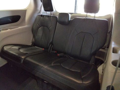 Used 2023 Chrysler Pacifica Touring-L image 33