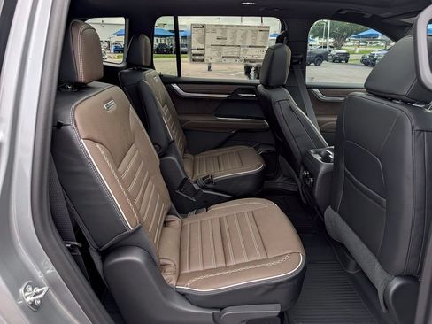 New 2026 GMC Acadia Denali Ultimate w/ LPO, Floor Liner Package AWD/4WD image 31