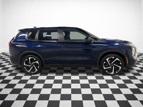 Used 2022 Mitsubishi Outlander SE image 2