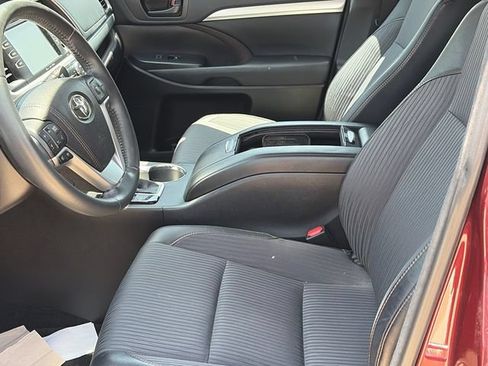 Used 2016 Toyota Highlander Plus FWD image 19