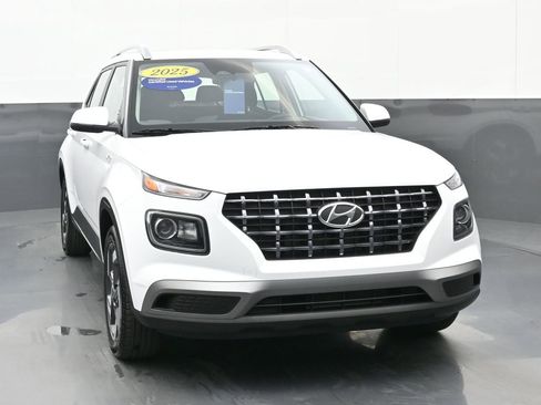 Certified 2025 Hyundai Venue SEL image 9