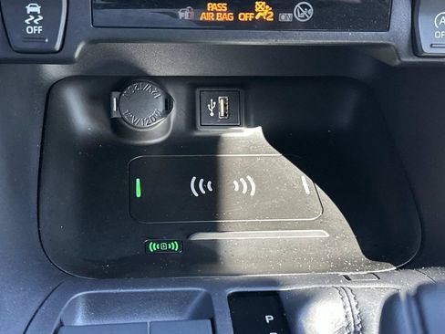 Used 2024 Toyota RAV4 XLE FWD image 38