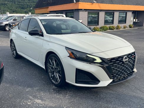 Used 2023 Nissan Altima 2.0 SR FWD image 1