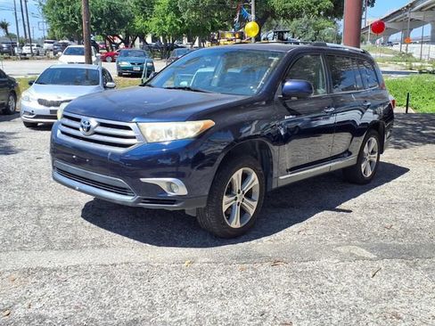 Used 2011 Toyota Highlander Limited w/ Tow Pkg FWD image 3