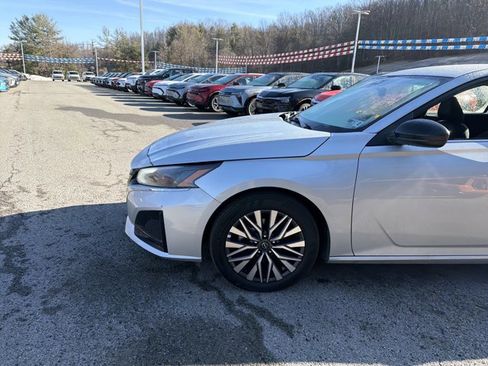 Used 2025 Nissan Altima 2.5 SV image 9