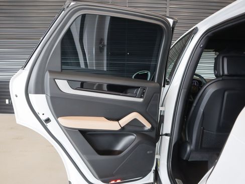 Certified 2024 Porsche Cayenne AWD/4WD image 23