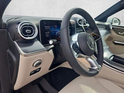 Used 2025 Mercedes-Benz GLC 300 4MATIC image 9