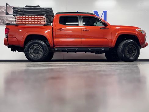 Used 2017 Toyota Tacoma TRD Sport AWD/4WD image 4