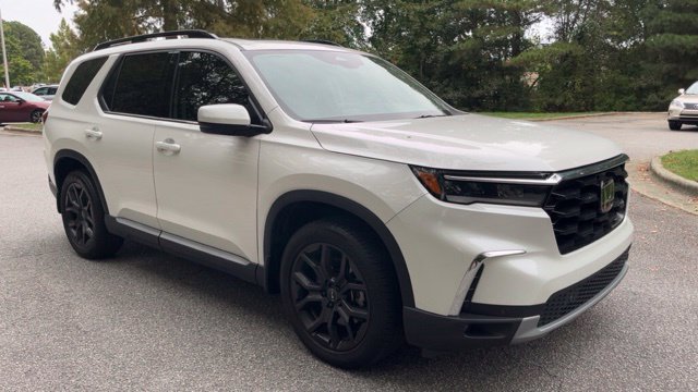 Used 2025 Honda Pilot Touring image 2