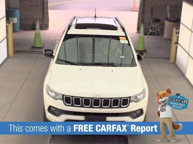 Used 2025 Jeep Compass Latitude w/ Sun & Sound Group AWD/4WD image 2
