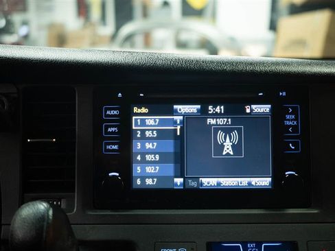 Used 2017 Toyota Sienna LE w/ Preferred Accessory Package FWD image 20