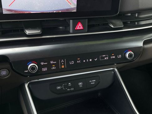 Used 2025 Kia Carnival FWD image 19