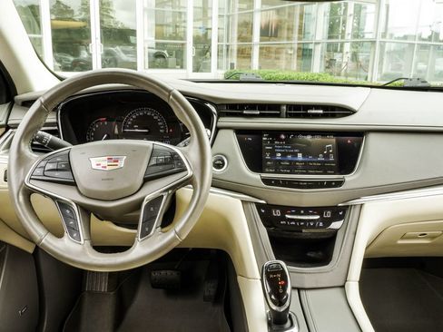 Used 2018 Cadillac XT5 Luxury w/ Driver Awareness Package FWD image 16