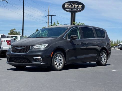 Used 2023 Chrysler Pacifica Touring-L FWD image 1