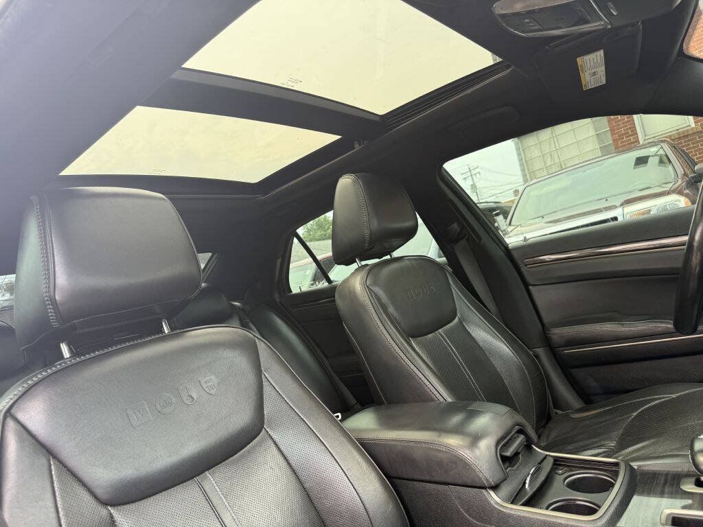 Used 2014 Chrysler 300 C RWD image 17