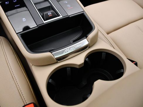 Used 2025 Porsche Macan image 33