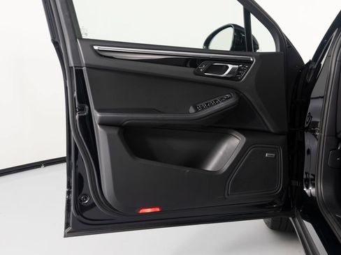 Certified 2026 Porsche Macan AWD/4WD image 19