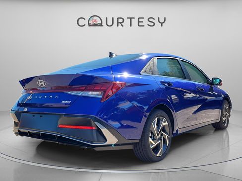 Certified 2025 Hyundai Elantra Limited FWD image 4