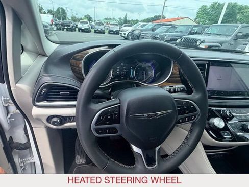 Certified 2024 Chrysler Pacifica Limited FWD image 11