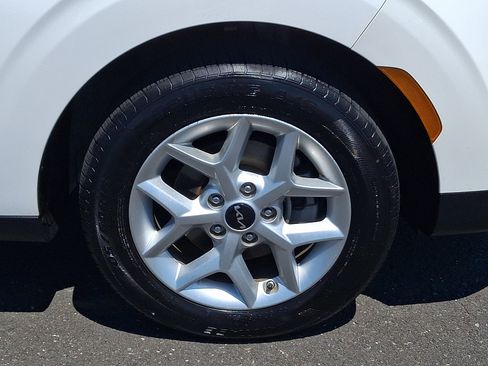 Used 2025 Kia Soul LX w/ LX Technology Package FWD image 8