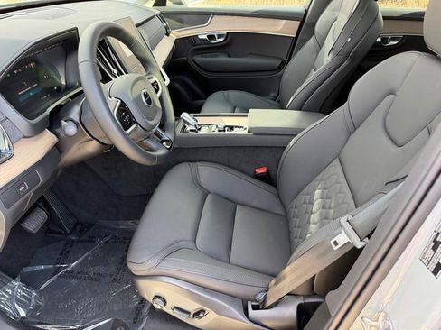 New 2025 Volvo XC90 B6 Core w/ Climate Package image 18