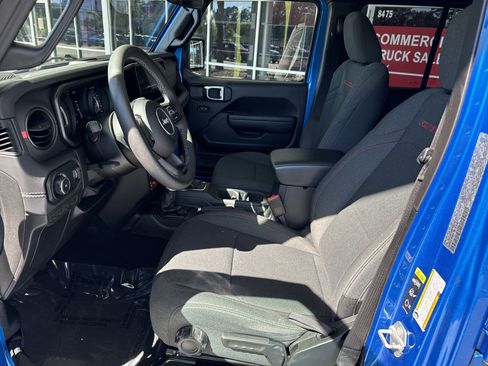 Used 2025 Jeep Wrangler Unlimited Rubicon AWD/4WD image 15