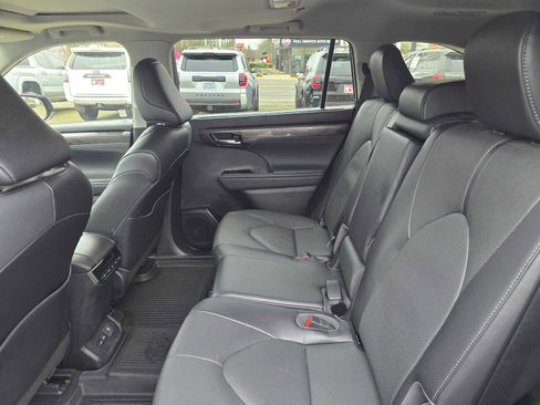 Used 2022 Toyota Highlander Limited image 19