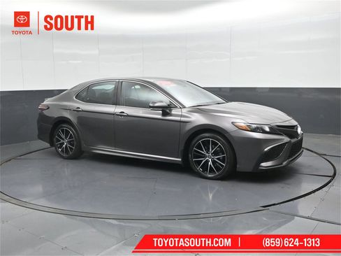 Used 2024 Toyota Camry SE image 1