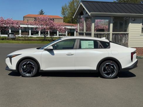 Used 2025 Kia K4 EX image 2