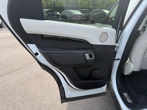 Used 2024 Land Rover Discovery S image 19