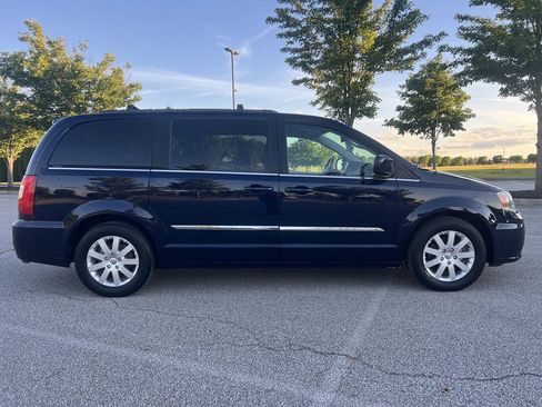 Used 2014 Chrysler Town & Country Touring FWD image 6