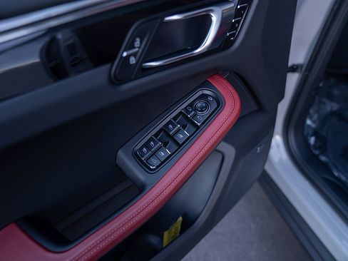 Used 2025 Porsche Macan image 18