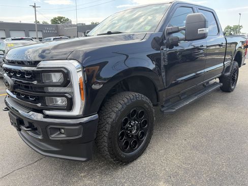 Certified 2023 Ford F250 XLT w/ Black Appearance Package AWD/4WD image 4