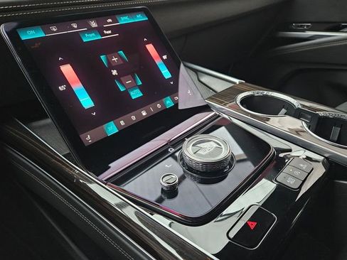 Used 2025 Cadillac Escalade Premium Luxury image 20