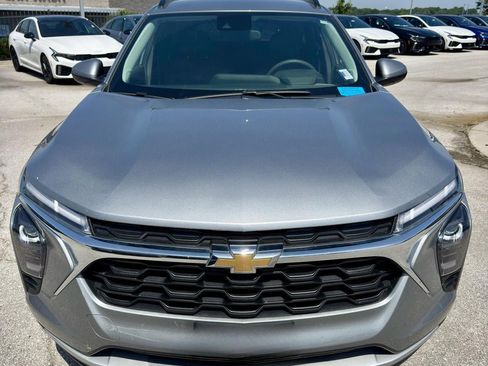 Used 2025 Chevrolet Trax LT FWD image 8