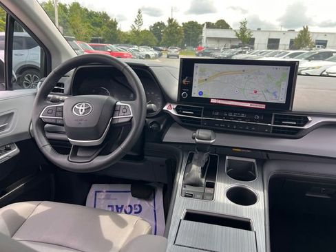 Used 2025 Toyota Sienna XLE FWD image 17