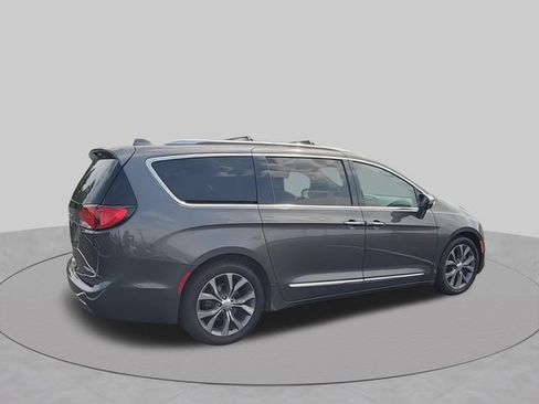 Used 2018 Chrysler Pacifica Limited w/ Tire & Wheel Group FWD image 9