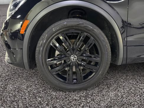 Used 2022 Volkswagen Tiguan SE R-Line image 18